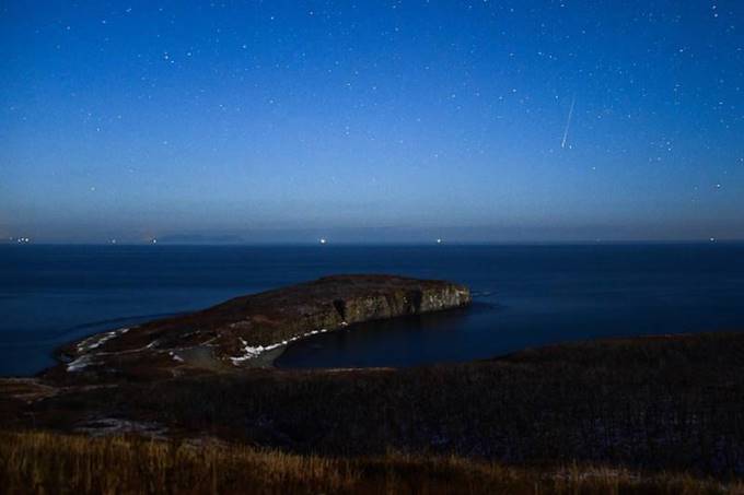 Метеорный поток Геминиды 14 декабря 2021 года над мысом Вятлина на острове Русский во Владивостоке, Россия